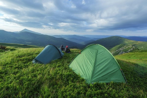 Comment choisir une tente pour un camping en région de forêts de pins en automne?